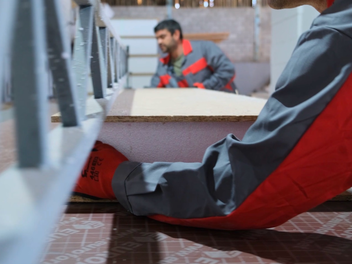 Echipa la lucru în atelier